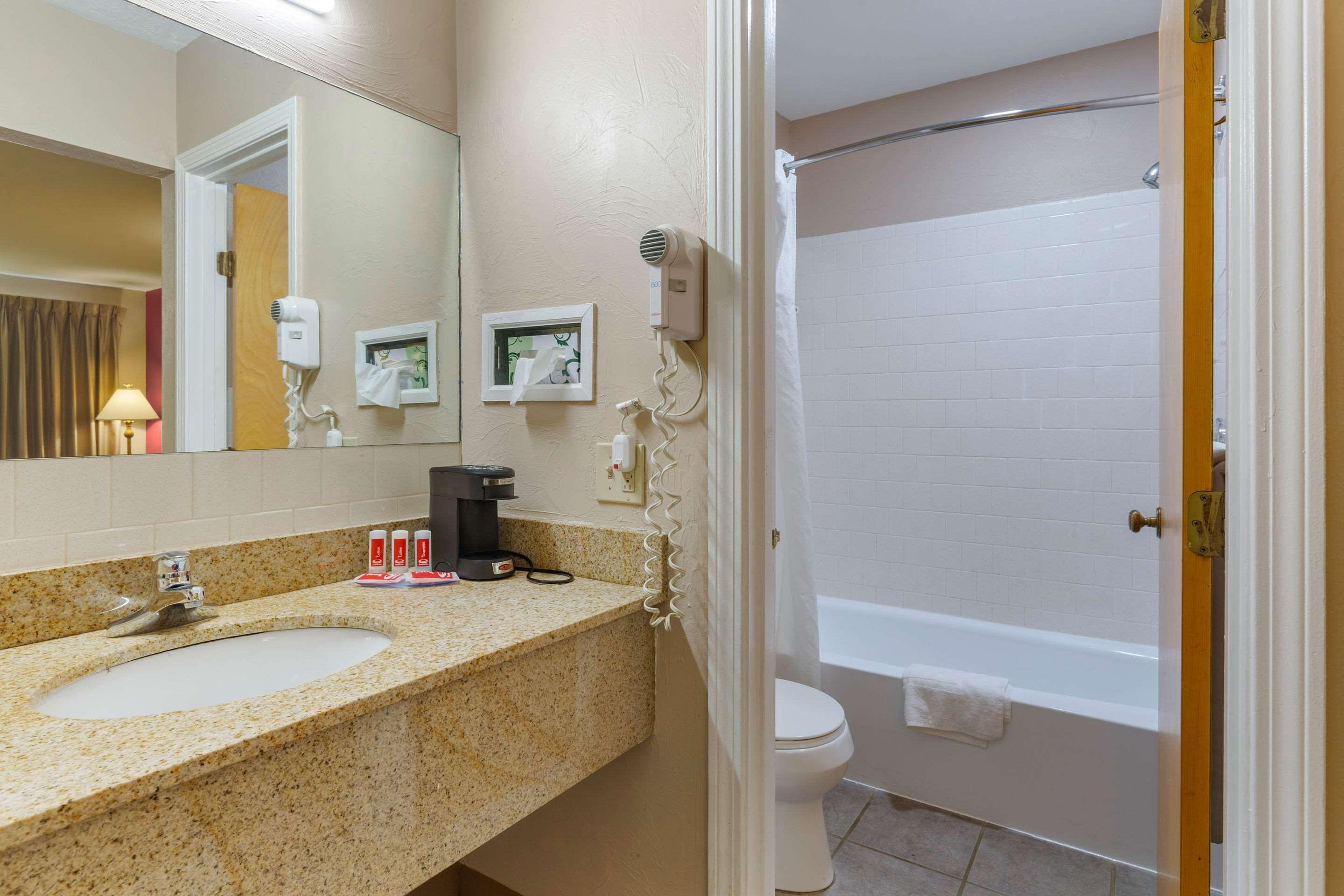 Econo Lodge Sturbridge Route 20 Exteriör bild